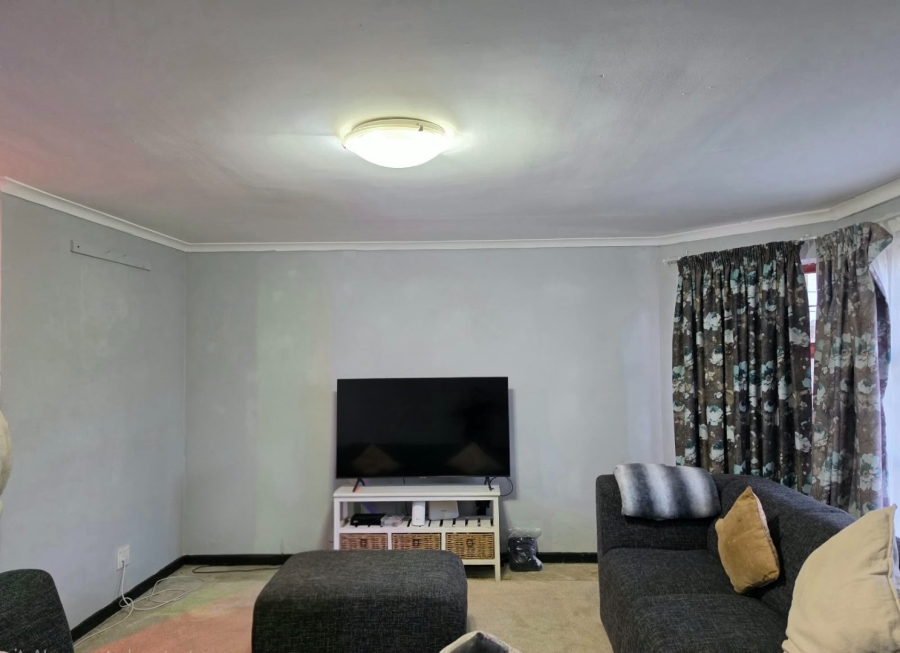 To Let 3 Bedroom Property for Rent in Uitzicht Western Cape
